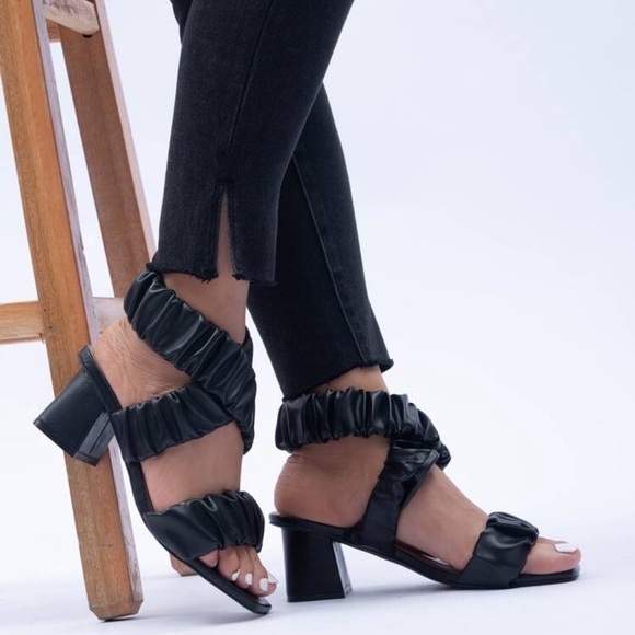Minimalist Ruched Design Strappy Sandals - Picture 2 of 4